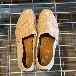 LIGHTLY WORN TOMS SIZE 7